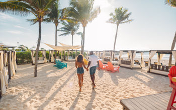 A couple enjoys the beach at the Wyndham Alltra Playa del Carmen