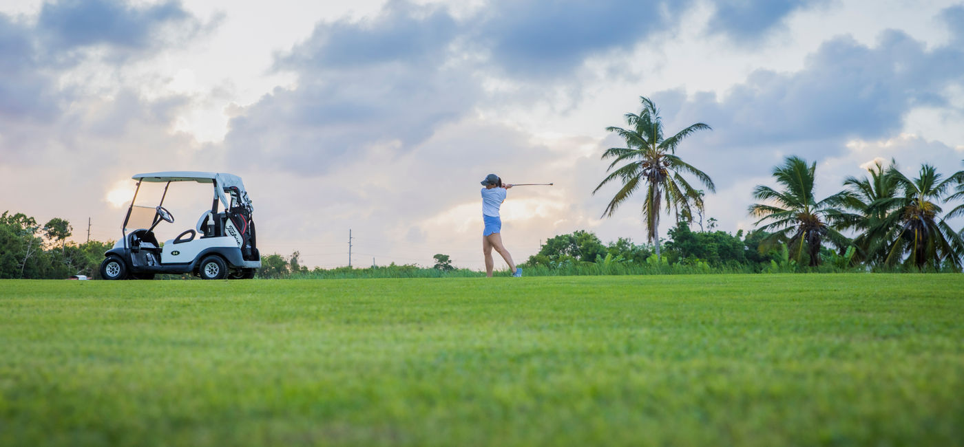 Image: A woman playing golf (Photo Credit: Majestic Resorts)