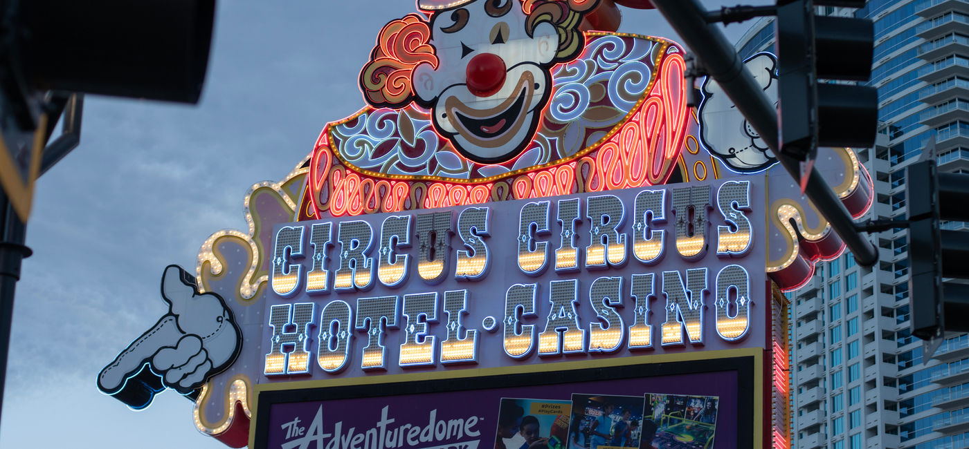 Image: Lucky the Clown neon sign at the main entrance to Circus Circus Las Vegas. (Photo Credit: Tada Images / Adobe Stock)