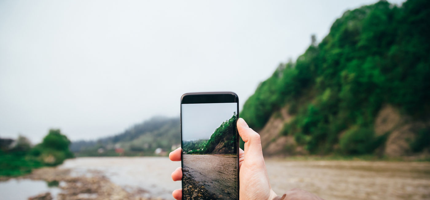 Image: Traveler taking a picture for social media. (Photo Credit: Courtesy AdobeStock)